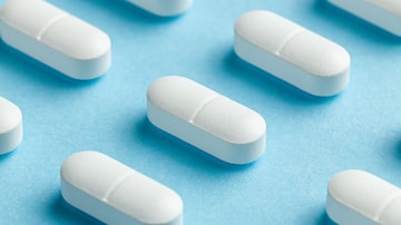 White pills on blue background. Foto: adragan/Adobe Stock       