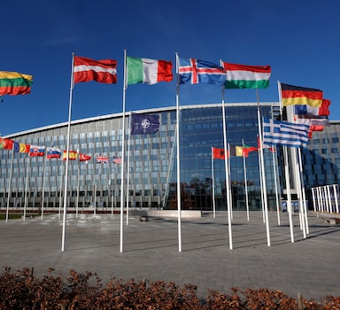 Bandeiras dos Estados membros da Otan tremulam diante da sede da organização, em Bruxelas. Foto: Olivier Matthys/AP