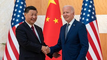 FILE - U.S. President Joe Biden, right, and Chinese President Xi Jinping shake hands before a meeting on the sidelines of the G20 summit meeting in Bali, Indonesia Nov. 14, 2022. Leaders of the Group of Seven advanced economies are generally united in voicing concern about China. The question is how to translate that worry into action. (AP Photo/Alex Brandon, File). Foto: AP Photo/Alex Brandon, File