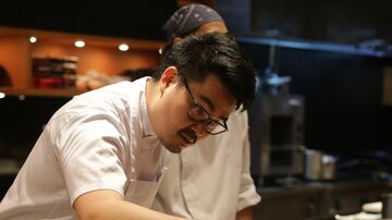 Em ação. Tadashi Shiraishi, de 33 anos, dá seu toque pessoal aos pratos da degustação. Foto: Nilton Fukuda/Estadão 