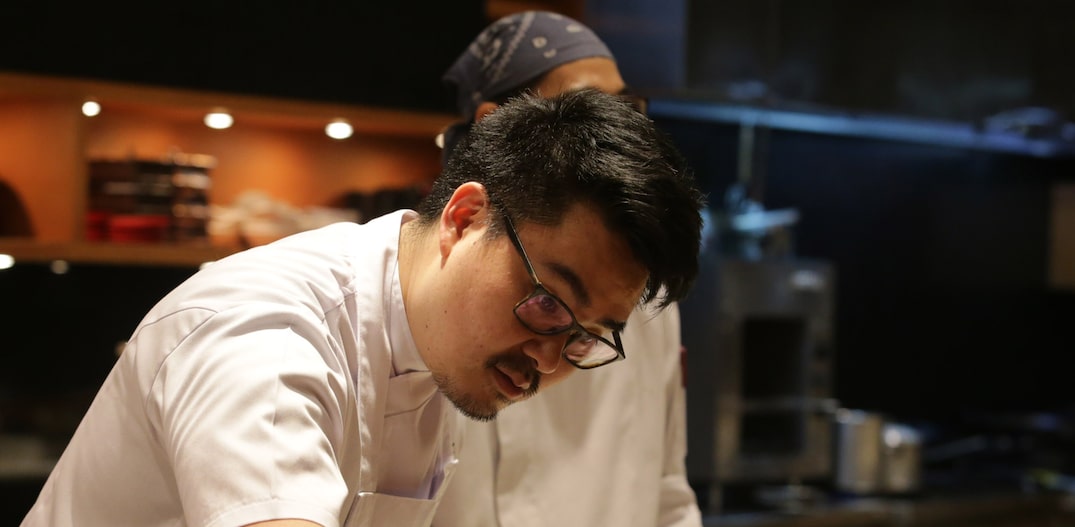 Em ação. Tadashi Shiraishi, de 33 anos, dá seu toque pessoal aos pratos da degustação. Foto: Nilton Fukuda/Estadão 