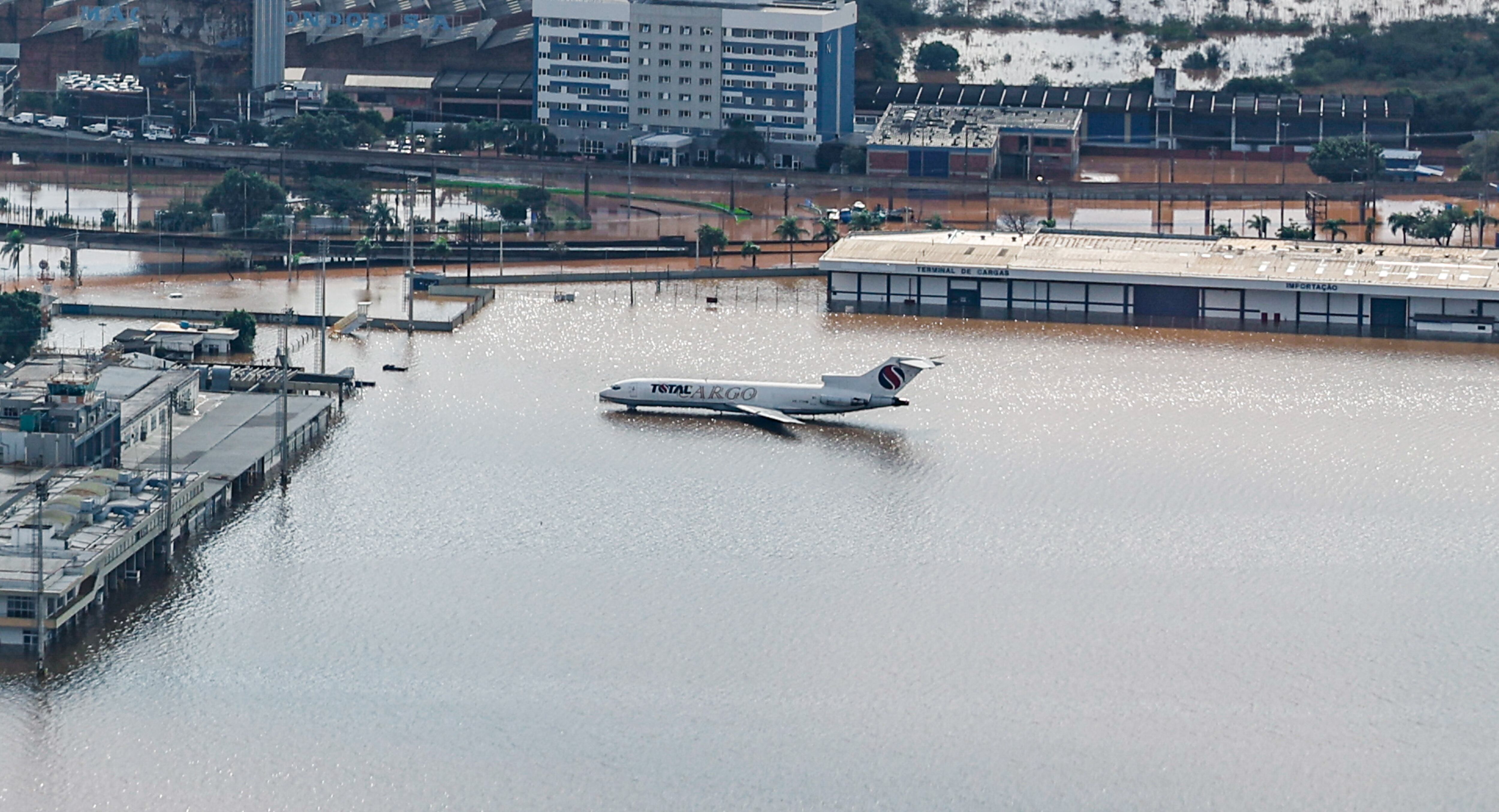 Aeroporto de Porto Alegre foi interditado após invasão da água das enchentes