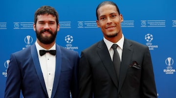 Alisson e Van Dijk, do Liverpool, foram premiados em cerimônia da Uefa. Foto: Eric Gaillard / Reuters