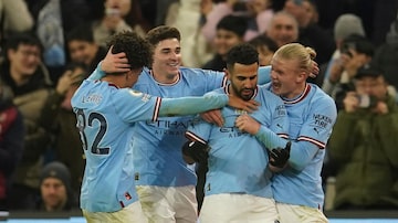 Manchester City's Riyad Mahrez, second right, celebrates with his teammates after scoring his side's third goal during the English Premier League soccer match between Manchester City and Tottenham Hotspur at the Etihad Stadium in Manchester, England, Thursday, Jan. 19, 2023. (AP Photo/Dave Thompson). Foto: Dave Thompson/ AP