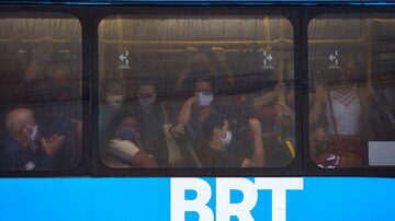Passageiros do BRT ramal Transoeste, agauradam a saida do ônibus na Estação Mato Alto, em Guaratiba na zona oeste da cidade. Foto: WILTON JUNIOR / ESTADãO