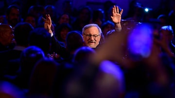 TOPSHOT - US director and producer Steven Spielberg aknowledges the applauds of the crowd as he attends the "Honorary Golden Bear" ceremony for lifetime achievement and Homage photocall for the film 'The Fabelmans' at the Berlinale, Europe's first major film festival of the year, on February 21, 2023 in Berlin. (Photo by John MACDOUGALL / AFP). Foto: John Macdougall/AFP