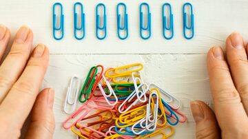 colorful paper clips on white background, office life, perfectionism, psychological training. Foto: Olha/Adobe Stock 