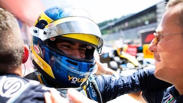 Brasileiro Sérgio Sette Câmara encerrou jejum de dois anos e conquistou sua primeira vitória na Fórmula 2 desde 2017 ao subir no lugar mais alto do pódio em Spielberg, Áustria. Foto: FIA/Divulgação