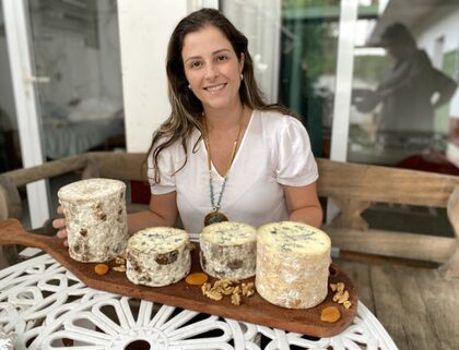 Novo queijo azul da Pardinho Artesanal e sua autora, Vanessa Alcolea, que usa mofo Penicillium roqueforti no interior