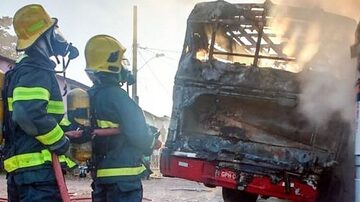 Os ônibus estavam na garagem da empresa, na Vila Freitas, quando foram queimados, um deles durante a madrugada e o outro pela manhã. Foto: Corpo de Bombeiros