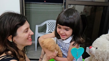 Amanda di Santis e a filha Catarina, de 2 anos. A mãe tirou a menina da rede particular e espera a vacina para colocá-lana rede pública. Foto: Taís Melillo/Estadão