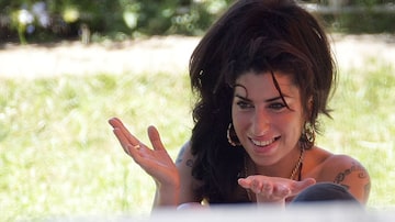 Amy Winehouse aproveita a tarde de sol , na piscina do hotel onde está hospedada no bairro de Santa Teresa, no Rio de Janeiro, 07/01/2011. Foto: Marcos de Paula/ Estadão 