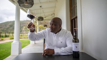 Paul Siguqa, owner of Klein Goederust, eyes a cabernet-merlot blend at his winery in Franschhoek, South Africa, on Sept. 17, 2022. Siguqa grew up hating wineries because his mother toiled in their fields. Last year he opened the only fully Black-owned vineyard in one of South AfricaÕs most prestigious wine regions. (Tommy Trenchard/The New York Times). Foto: Tommy Trenchard/NYT