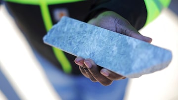 Geólogo Kwame Frempong mostra exemplo de minério de lítio extraído na Carolina do Norte. Foto: Travis Dove/The New York Times