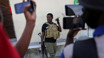 Líder da gangue G-9, Jimmy 'Barbecue' Cherizier, em Porto Príncipe, Haiti, no dia 6. Governo do país é ameaçado de perder o poder para os criminosos