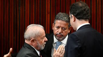 Brazil's President-elect Luiz Inacio da Silva (L) speaks with Lower House President Arthur Lira (C) and Senate President Rodrigo Pacheco (R) during his certification ceremony at the Superior Electoral Court (TSE) headquarters in Brasilia, December 12, 2022. - Luiz Inacio Lula da Silva received this Monday the "diploma" of President-elect from the highest electoral authority in Brazil, which formalizes his path to take office on January 1, 2023. (Photo by EVARISTO SA / AFP). Foto: Evaristo Sá/AFP