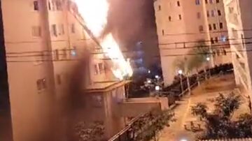 Balão em chamas atinge prédio de condomínio no Arujá. Foto: Reprodução/Twitter/@choquei