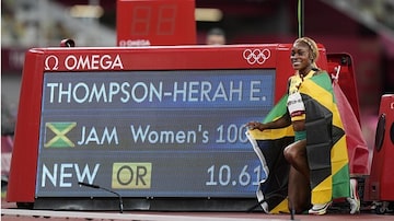 Elaine Thompson-Herah foi ouronos 100 metros e ainda bateu o recorde olímpico. Foto: Martin Meissner / AP