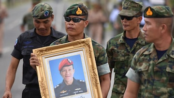 Homenagem ao ex-marinheiro Samarn Poonan, de 38 anos, que morreu enquanto mergulhava para distribuir cilindros de oxigênio dentro do complexo de cavernas Tham Luang, na Tailândia. Foto: REUTERS/Panumas Sanguanwong TPX IMAGES OF THE DAY