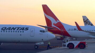 Qantas Airways é multada em US$ 120 milhões por venda de voos cancelados.
