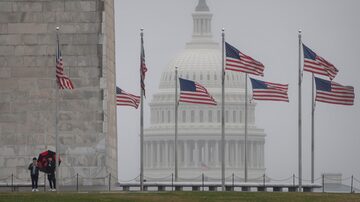 Foto do Monumento de Washington, um dos pontos turísticos da capital americana, que vem enfrentando aumento nos crimes violentos. (AP Photo/Mark Schiefelbein)