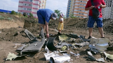 Odesa (Ukraine), 19/07/2023.- Local residents inspect debris from intercepted rockets which were collected after falling in a residential area, in the South Ukrainian city of Odesa, Ukraine, 19 July 2023. Ukraine Air Force reported on 19 July, that Russia has fired some 31 missiles of different classes and 32 shock drones on many parts of Ukraine, two days after Russia left the grain deal. About 5 people were injured in the Odesa regionas a result of the overnight strikes, State Emergency Service report. The war in Ukraine, which started when Russia entered the country in February 2022, marked in July its 500th day. According to the UN, since the conflict started, more than 9000 civilians have been killed and more than 6 million others are now refugees worldwide. (Rusia, Ucrania) EFE/EPA/IGOR TKACHENKO
