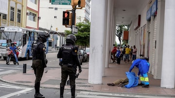 Paramédico cobre corpo de vítima de covid-19 em Guayaquil, no Equador. Foto: REUTERS/Vicente Gaibor del Pino 
