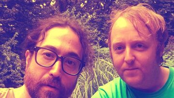 Sean Ono Lennon e James McCartney postaram uma selfie juntos no Instagram e chamaram a atenção dos fãs pela semelhança com seus pais. Foto: Instagram/@sean_ono_lennon