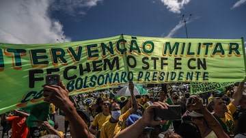 O presidentediscursou, em 19 de abril, em frente ao Quartel General do Exército em Brasília. Foto: Gabriela Biló / Estadão