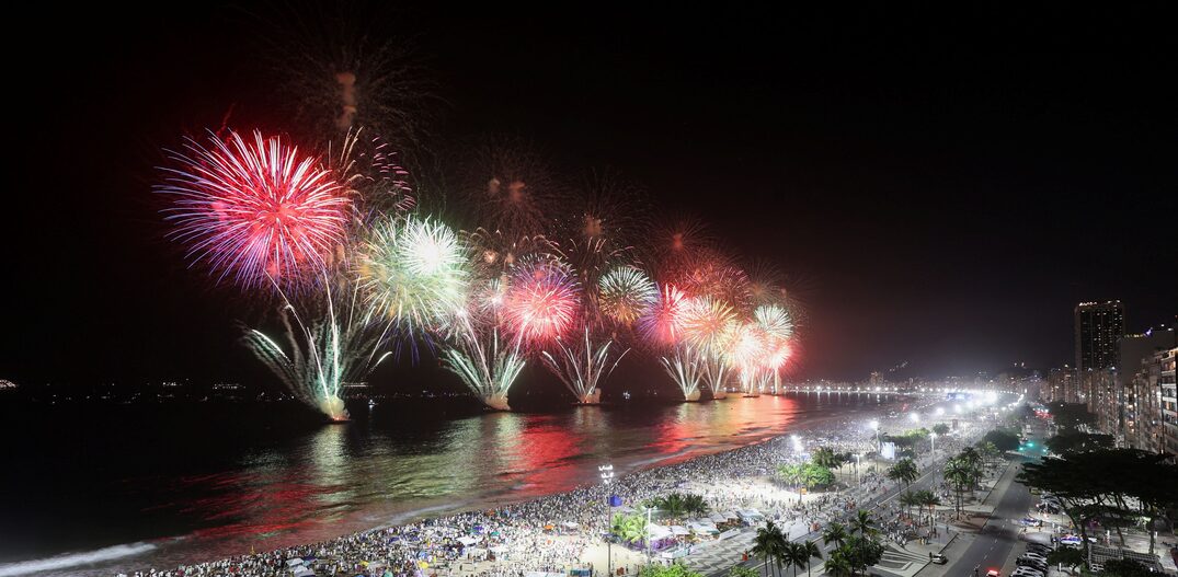 Fogos de artifício explodem durante as comemorações do Ano Novo, na praia de Copacabana, no Rio de Janeiro. Foto: Aline Massuca/Reuters