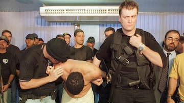 Elias é apresentado na Polícia Civil no dia da sua prisão, 19 de setembro de 2002. Foto: WILTON JUNIOR/ESTADÃO