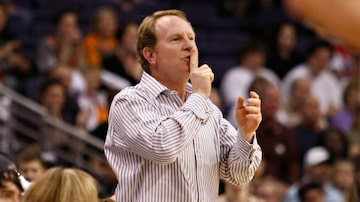 FILE - Phoenix Suns owner Robert Sarver gestures to Indiana Pacers' Danny Granger after Granger missed a shot during the second half of an NBA basketball game Saturday, March 6, 2010 in Phoenix. Robert Sarver says he has started the process of selling the Phoenix Suns and Phoenix Mercury, a move that comes only eight days after he was suspended by the NBA over workplace misconduct including racist speech and hostile behavior toward employees. Sarver made the announcement Wednesday, Sept. 21, 2022, saying selling â€œis the best course of action.â€ He has owned the teams since 2004. (AP Photo/Matt York, File). Foto: Matt York/ AP