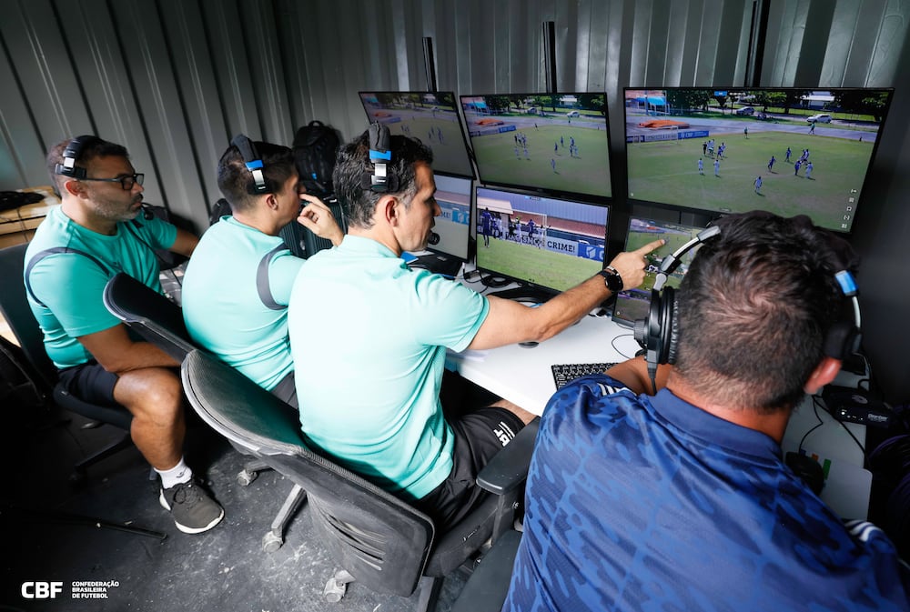 Marcelo de Lima Henrique diz que o árbitro não pode deixar o jogo nas mãos de quem está na cabine