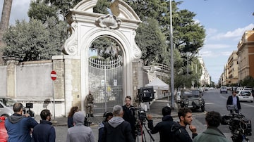 Jornalistas aguardam do lado de fora da Nunciatura Apostólica da Santa Sé em Roma. Foto: EFE/ Fabio Frustaci