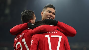 Soccer Football - FA Cup - Fourth Round - Manchester United v Reading - Old Trafford, Manchester, Britain - January 28, 2023 Manchester United's Fred celebrates scoring their third goal with Casemiro and Antony REUTERS/Phil Noble. Foto: Phil Noble/Reuters
