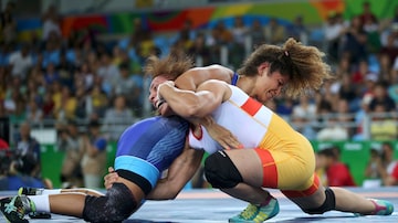 Gilda de Oliveira (azul) perde para a egípcia Enas Ahmed na luta livre, no Rio-2016. Foto: Toru Hanai/Reuters