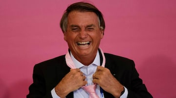 Jair Bolsonaro no Palácio do Planalto; durante evento pelo Dia Internacional da Mulher, presidente substituiu gravata azul por uma rosa. Foto: REUTERS/Ueslei Marcelino