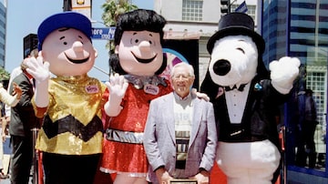 Charles M. Schulz, criador dos personagens 'Peanuts', posa com seus personagens Charlie Brown, Lucy e Snoopy enquanto sua estrela é colocada no Hollywood Blvd em 28 de junho de 1996. Foto: Hal Garb/REUTERS 