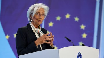 A Presidente do Banco Central Europeu (BCE), Christine Lagarde, fala durante uma coletiva de imprensa após a reunião de política monetária do Conselho do BCE na sede do BCE em Frankfurt