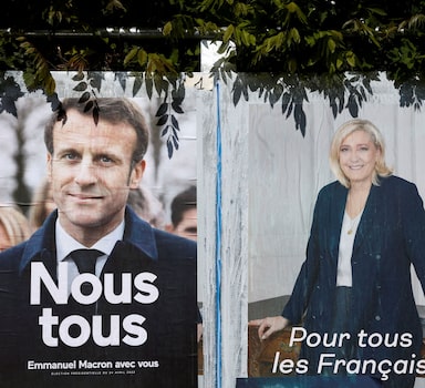 Posters de campanha com os candidatos Emmanuel Macron e Marine Le Pen em 
 Herbeville, em 21 de abril