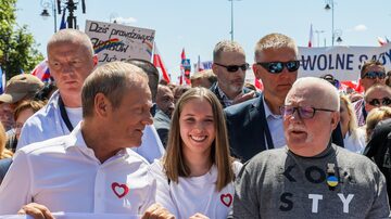 Warsaw (Poland), 04/06/2023.- Leader of main opposition party Civic Platform (PO) Donald Tusk (L) and former Polish President and leader of the Independent Polish Trade Union Solidarity Lech Walesa (R) take part in the '4th June March' in Warsaw, Poland, 04 June 2023. The opposition march, held on the 34th anniversary of the first partial-free elections in Poland, is to protest against Polish government policies. (Elecciones, Protestas, Polonia, Varsovia) EFE/EPA/Pawel Supernak POLAND OUT
. Foto: Pawel Supernak / EFE