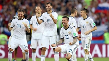Jogadores da Rússia comemoram confirmação da classificaçãodiante da Espanha. Foto: Carl Recine/Reuters