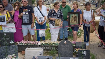 Descendants of victims of Gen. Francisco FrancoÕs firing squads at the cemetery where 2,200 people were executed, in Paterna, Spain, on June 26, 2023. SpainÕs left-wing government has tried to accelerate exhumations of mass graves left from the dictatorship; if it wins SundayÕs election, the right may end that. (Samuel Aranda/The New York Times). Foto: Samuel Aranda/The New York Times