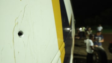 Marcas de bala em um dos ônibus da caravana do ex-presidente Lula em Laranjeiras do Sul, no Paraná. Foto: DANIEL TEIXEIRA/ESTADÃO