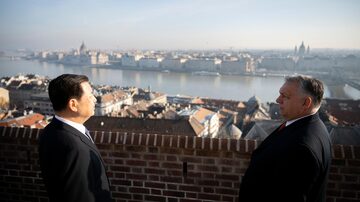 Imagem mostra ministro da segurança da China, Wang Xiaohong (esq.), ao lado do primeiro-ministro húngaro Viktor Orbán, em Budapeste. Os dois países aprofundaram relações bilaterais com acordos na área de segurança
