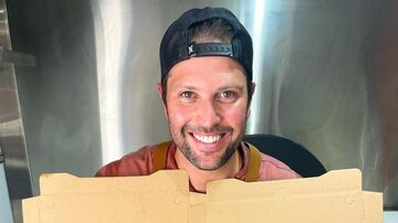 Ex-ator Gustavo Leão produzindo pizzas em sua Food Truck na Flórida. Foto publicada em abril de 2023. Foto: Via Instagram/@diosanto_pizzeria
