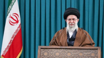 Iranian Supreme Leader Ayatollah Ali Khamenei delivers a televised speech in Tehran, Iran, March 1, 2022. Official Khamenei Website/Handout via REUTERS  ATTENTION EDITORS - THIS IMAGE WAS PROVIDED BY A THIRD PARTY. NO RESALES. NO ARCHIVES. Foto: Official Khamenei Website/via REUTERS