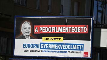 Cartaz da oposição húngara com críticas a Orbán em Budapeste 