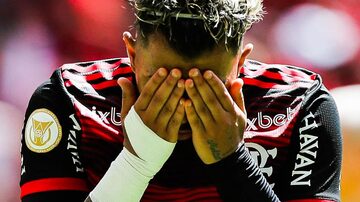 Gabigol foi flagrado usando a camisa do Corinthians e gerou a ira da torcida do Flamengo.