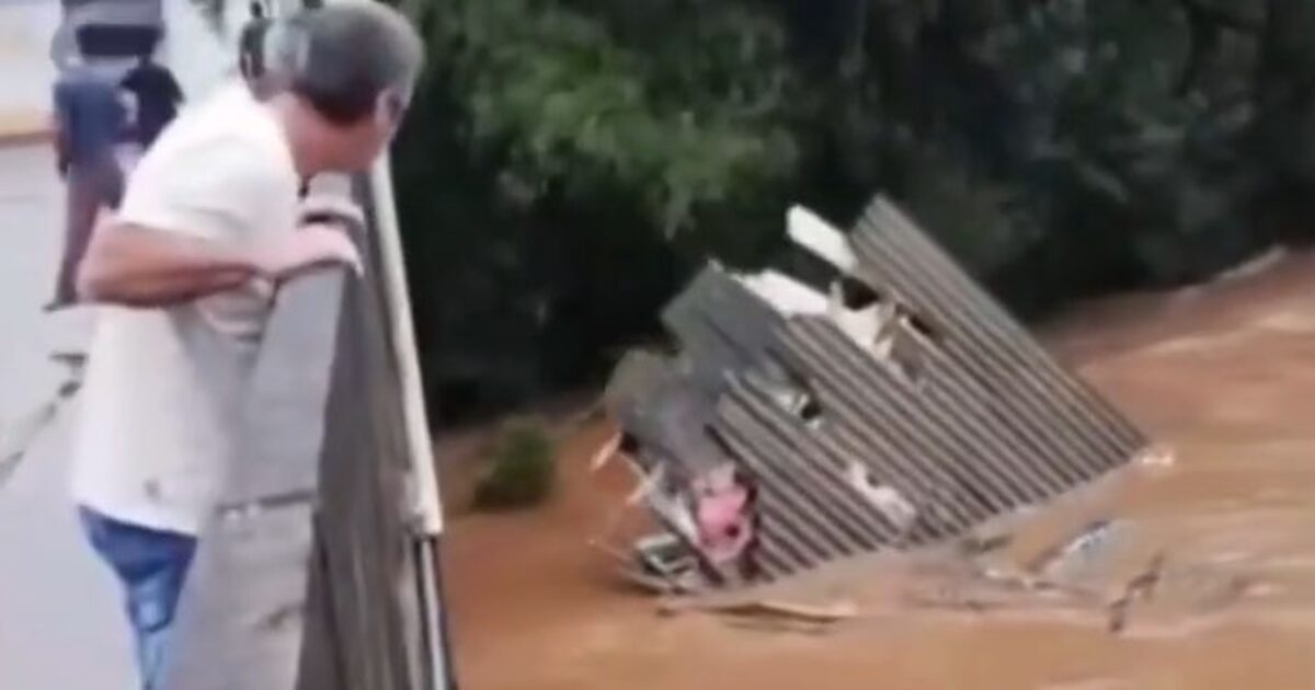 Casa é arrastada por correnteza durante chuva em Santa Catarina; veja vídeo